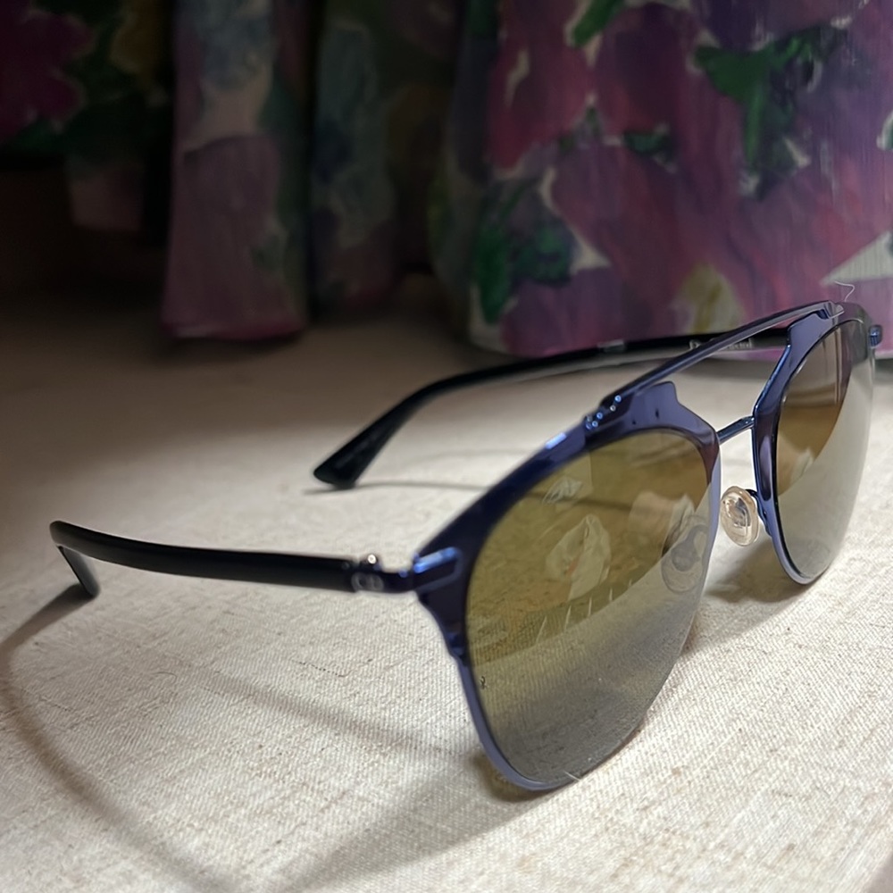 Dior blue reflected. - Picture 2 of 2